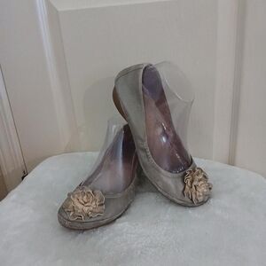 Anthropologie Naya Rustica Leather Flower Ballet Flats Gold/Tan 8 Granola Fairy